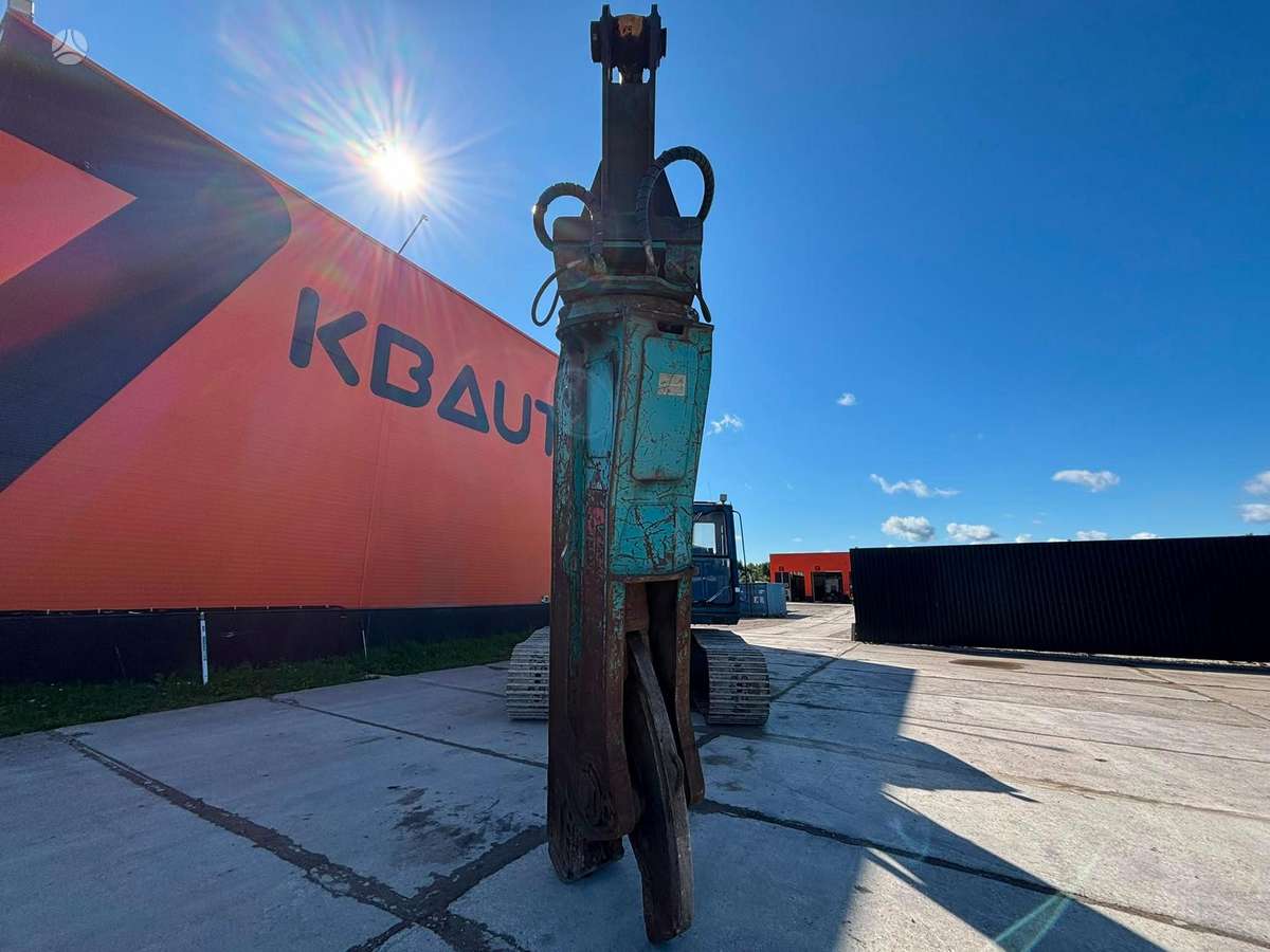 Kobelco K909LC-II, excavator