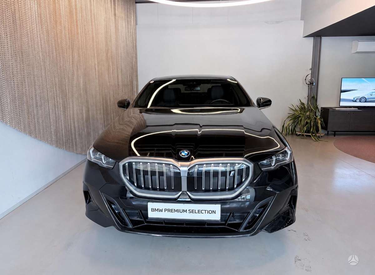 BMW i5, Седан