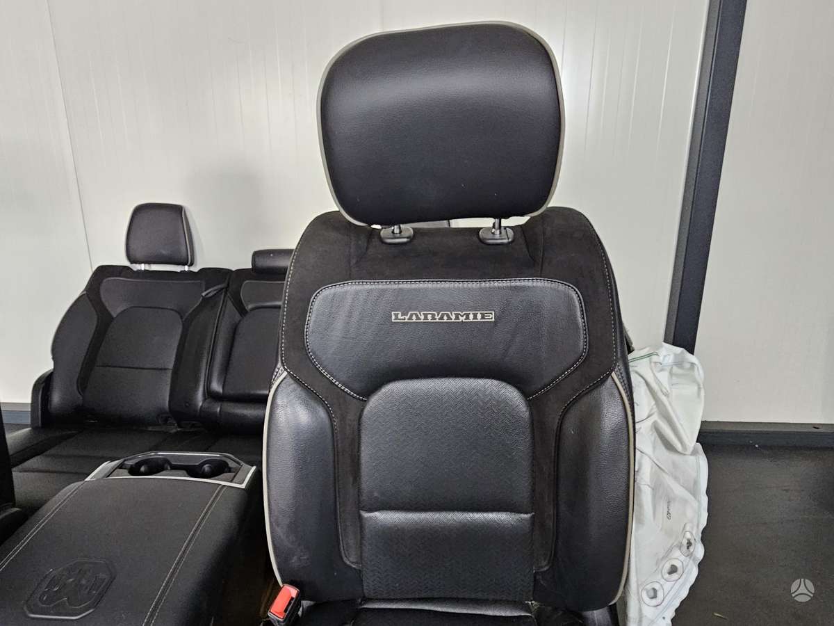 Dodge Ram sēdekļi