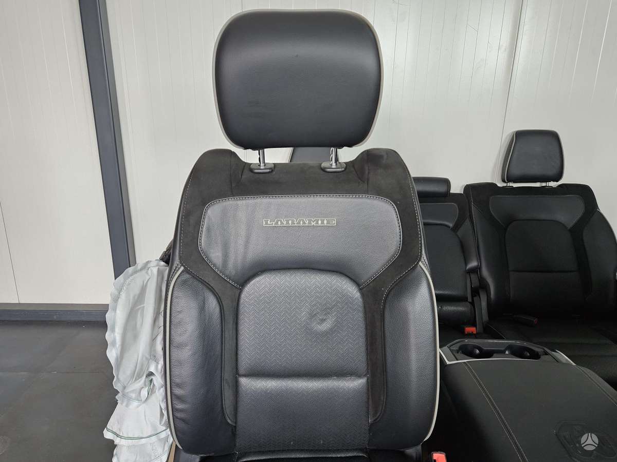 Dodge Ram sēdekļi