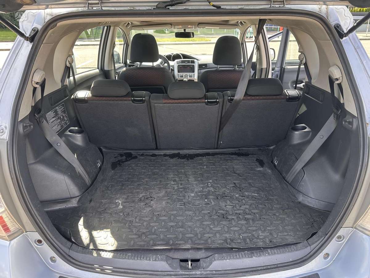 Toyota Verso, 2.0 l., Седан