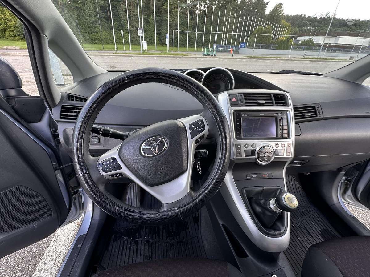 Toyota Verso, 2.0 l., Седан