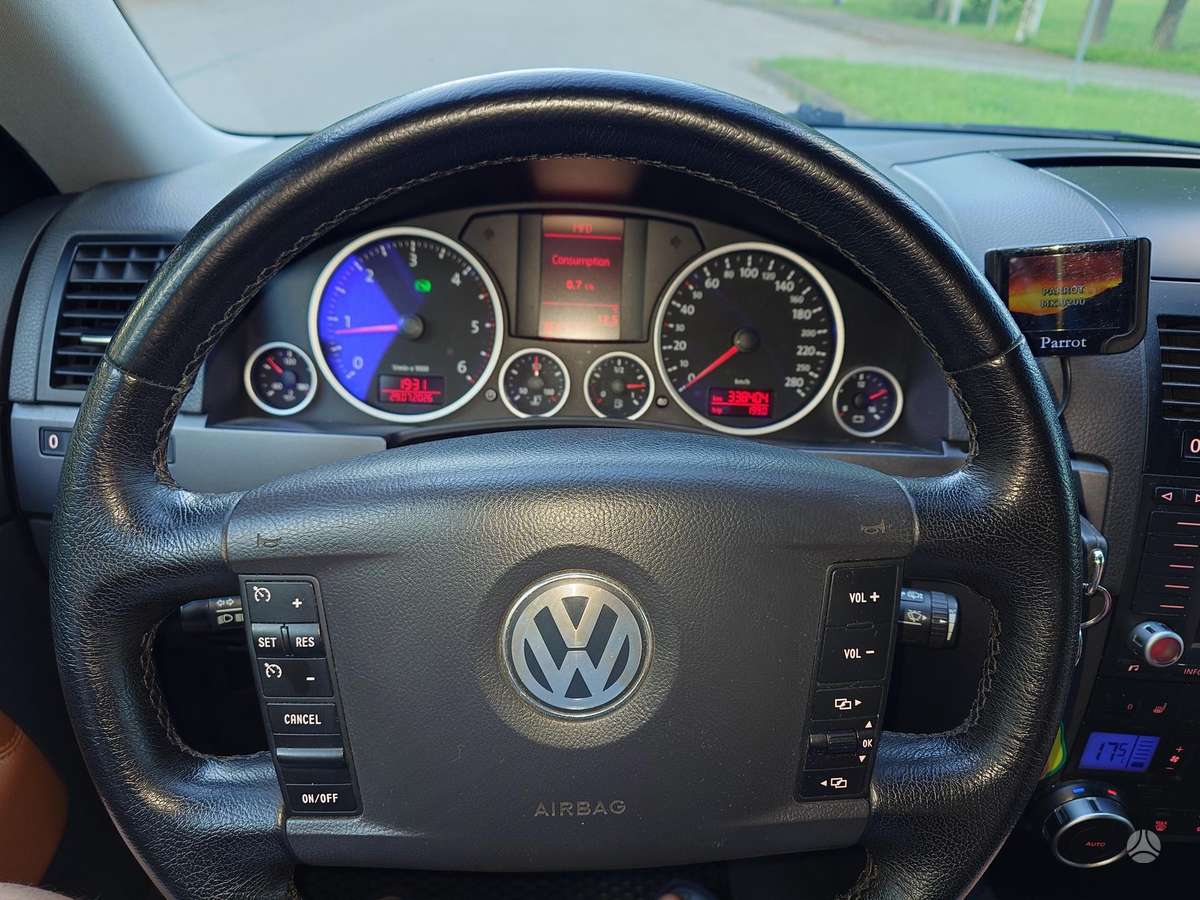 Volkswagen Touareg - 1