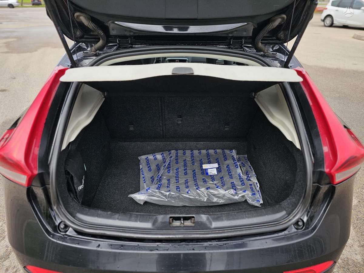 Volvo V40, 1.6 l., hatchback
