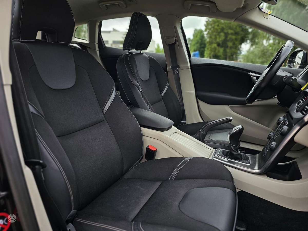 Volvo V40, 1.6 l., hatchback