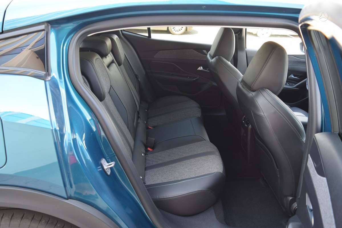 Peugeot 408 - 8