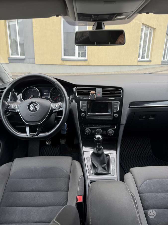 Volkswagen Golf - 10