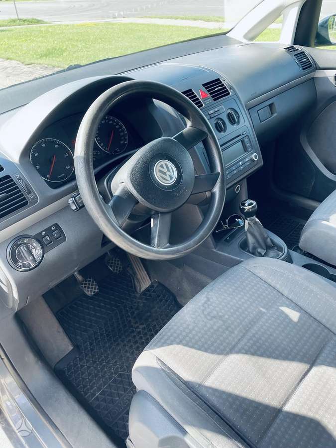 Volkswagen Touran - 10