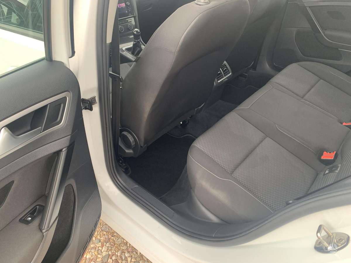 Volkswagen Golf - 10