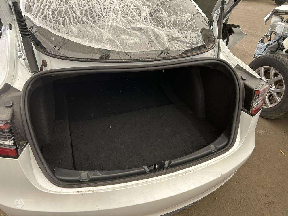 Tesla Model 3 - 8