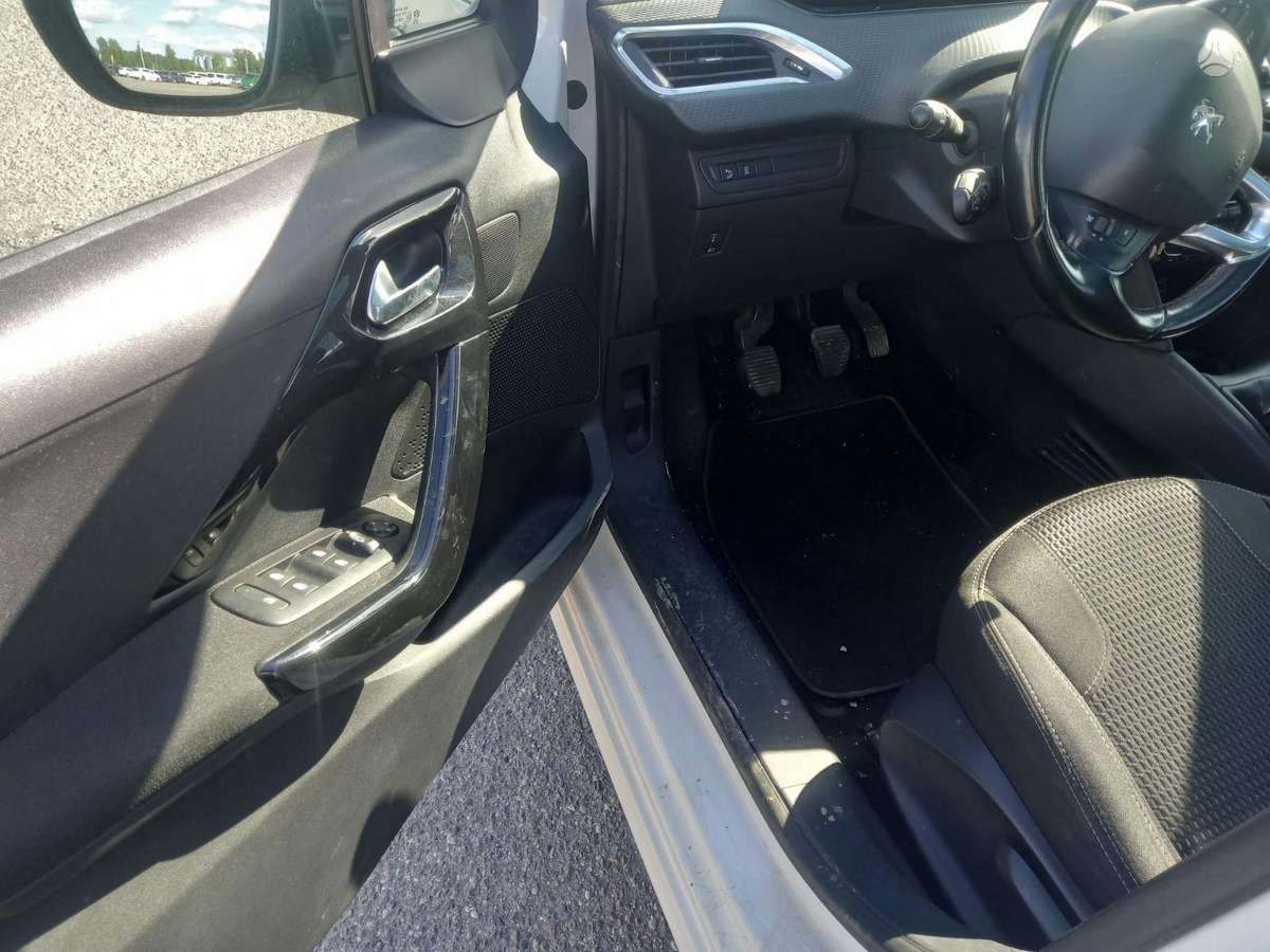 Peugeot 208 - 6