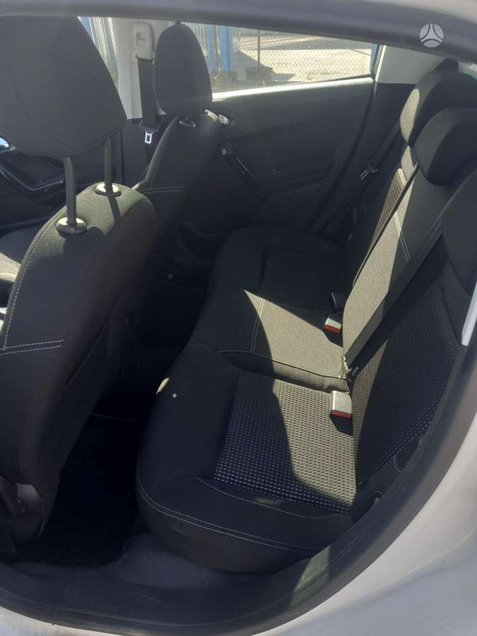 Peugeot 208 - 11