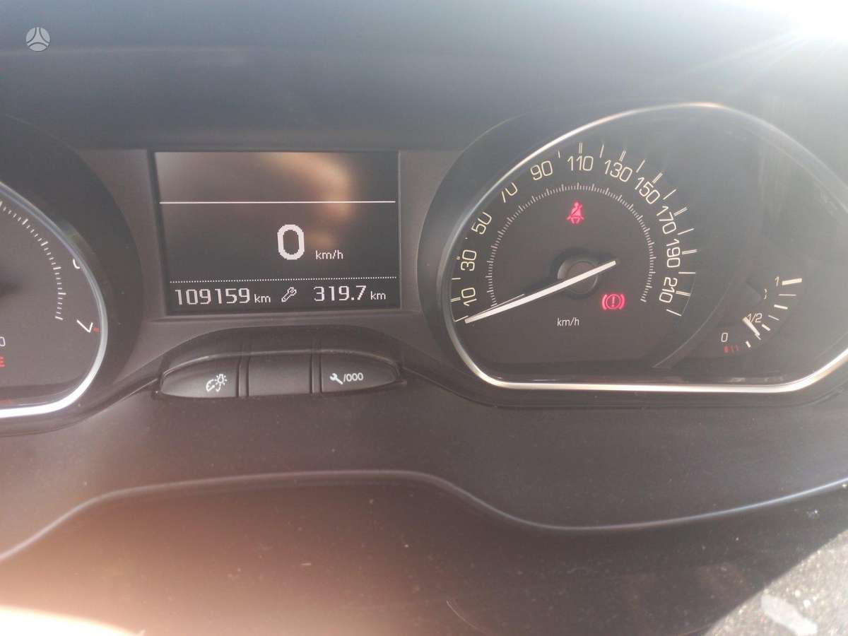 Peugeot 208 - 8