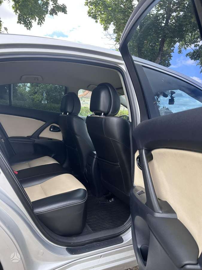 Toyota Avensis - 11