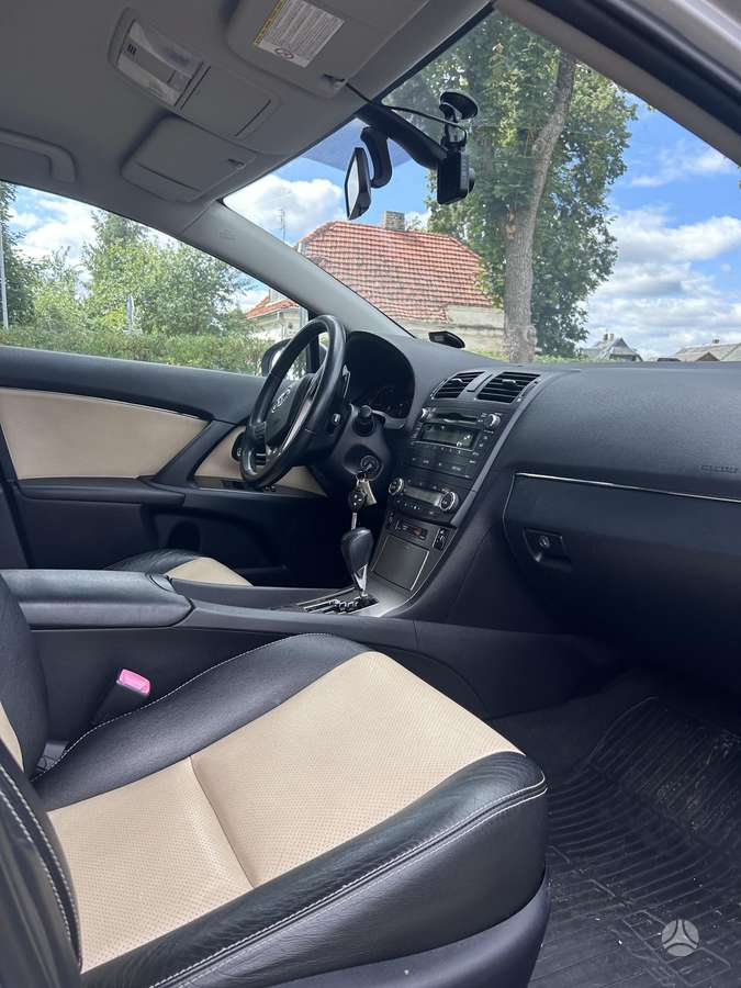 Toyota Avensis - 12