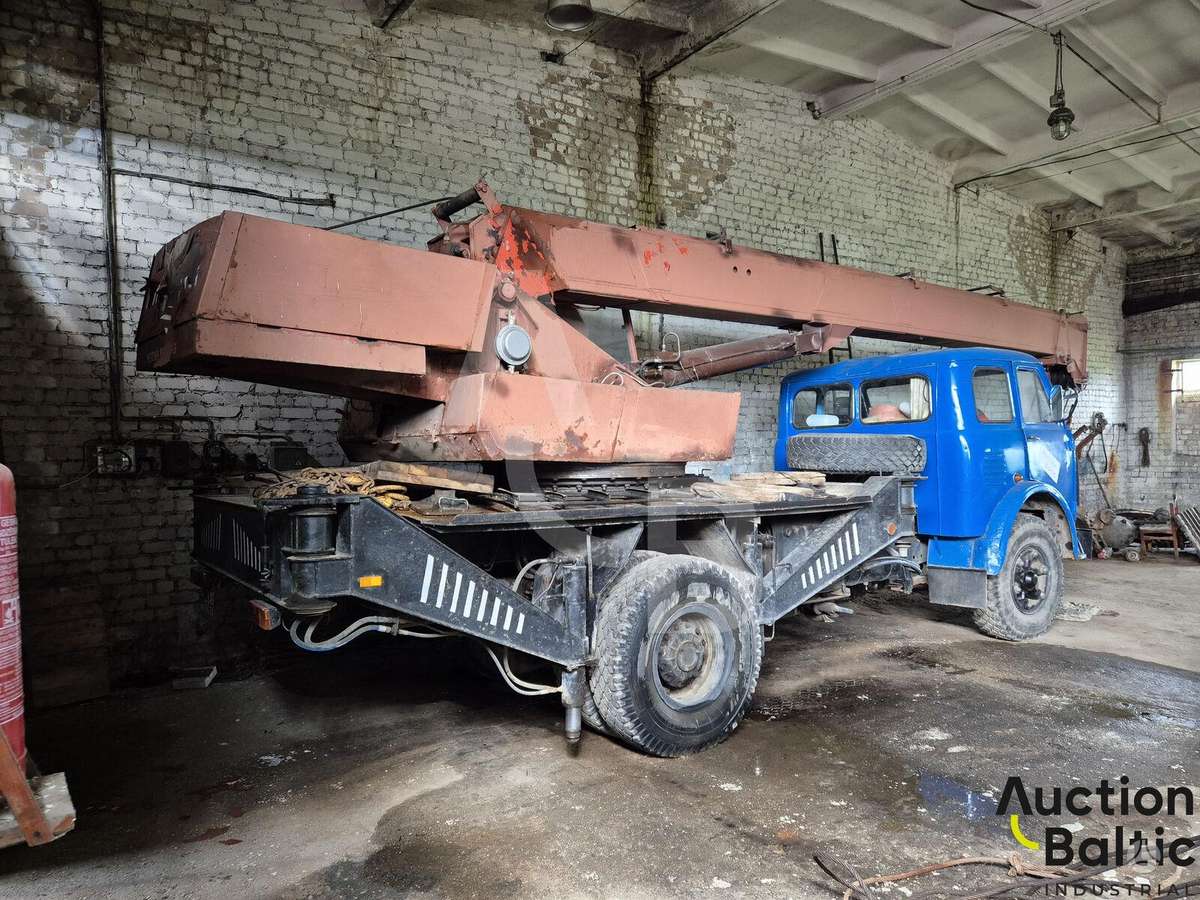 MAZ 5334, crane
