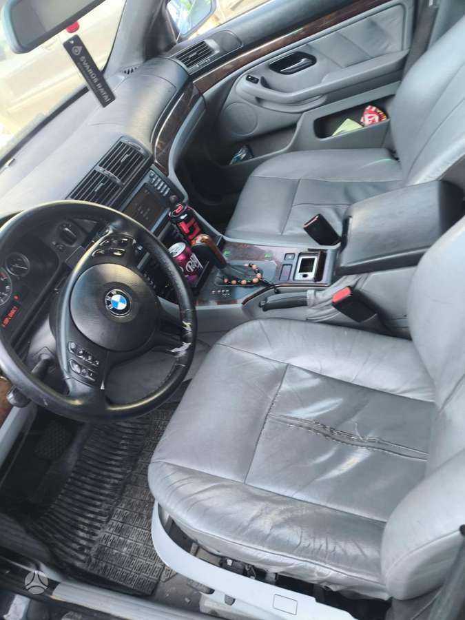 BMW 5 serija dalimis