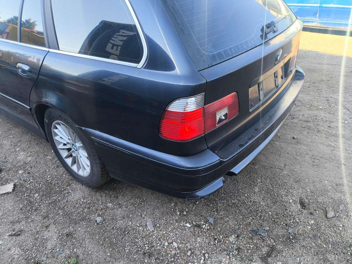 BMW 5 serija dalimis