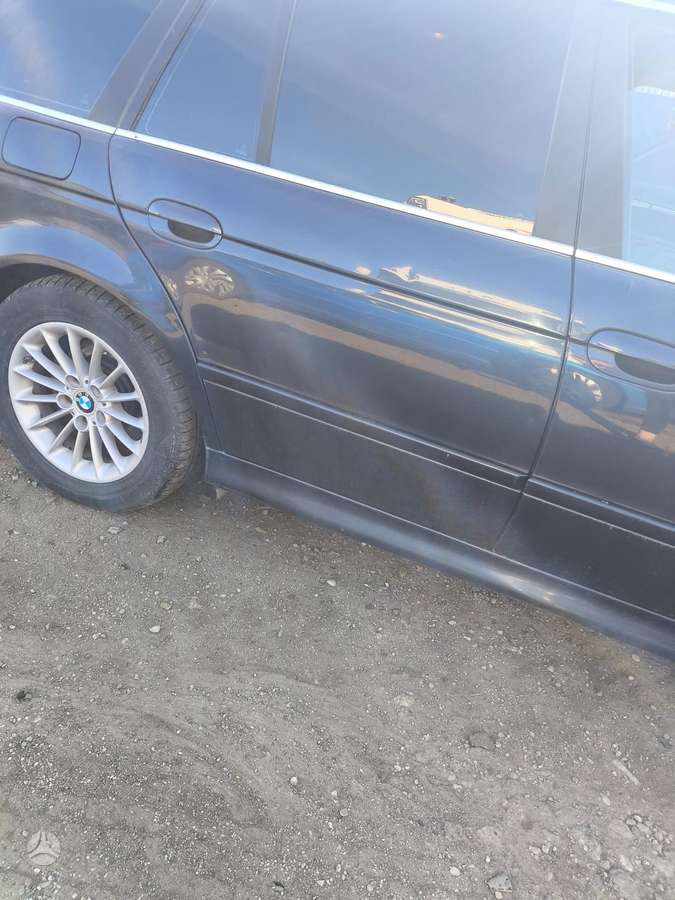 BMW 5 serija dalimis
