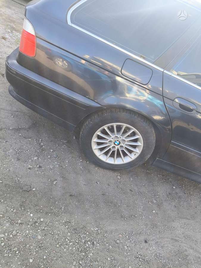 BMW 5 serija dalimis