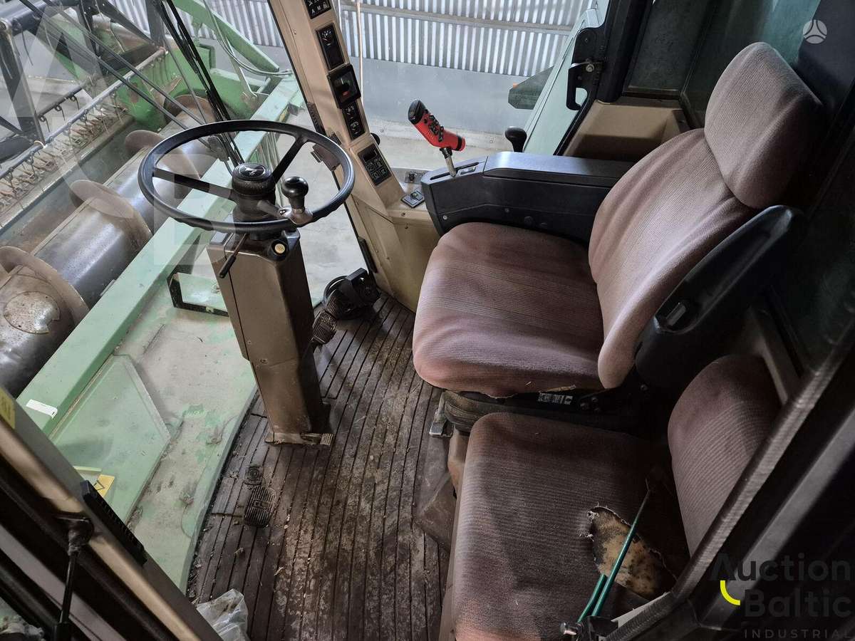 John Deere 2058, combine harvesters