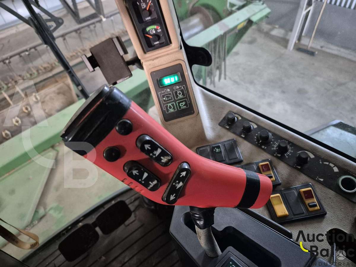 John Deere 2058, combine harvesters