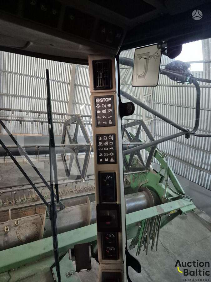 John Deere 2058, combine harvesters