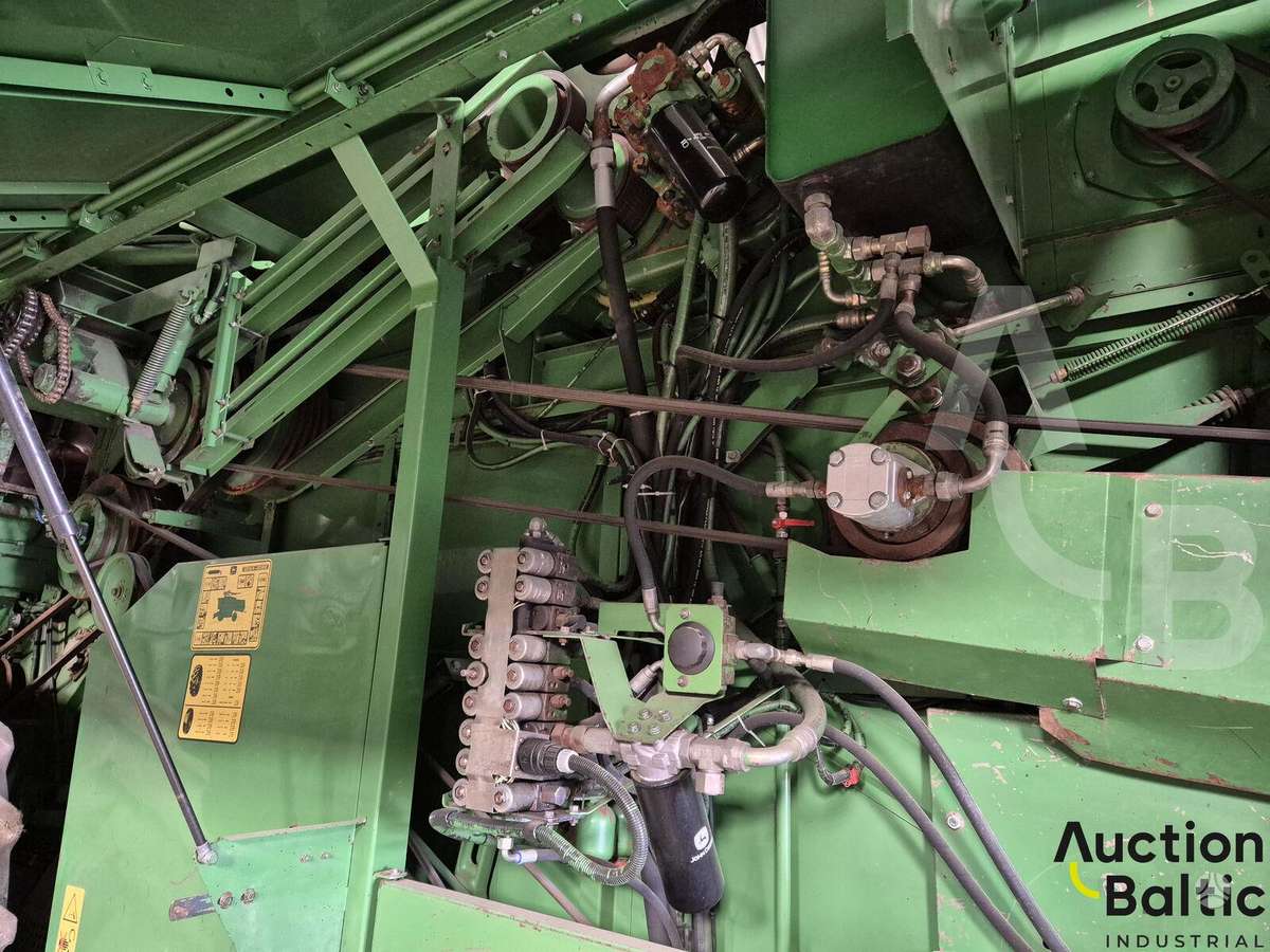 John Deere 2058, combine harvesters