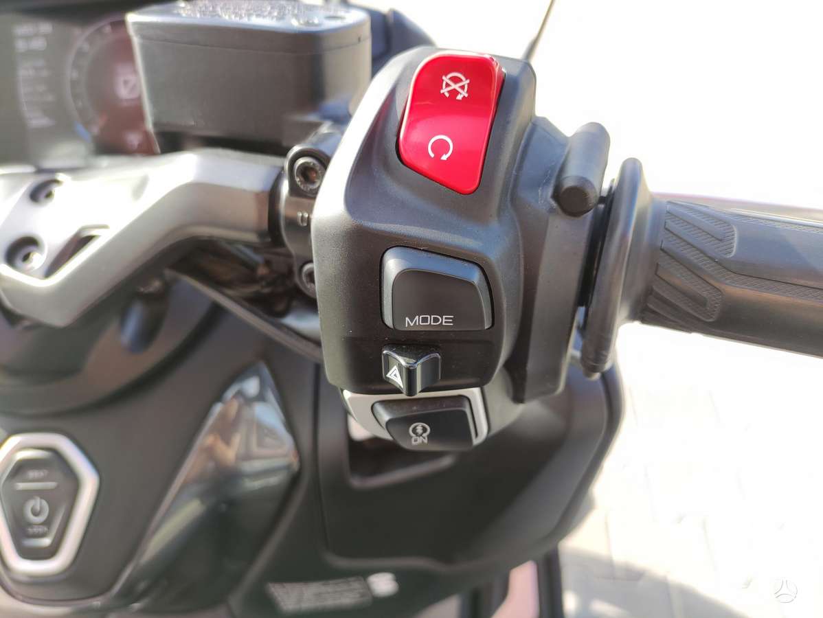 Yamaha TMAX 562cc, scooters / mopeds