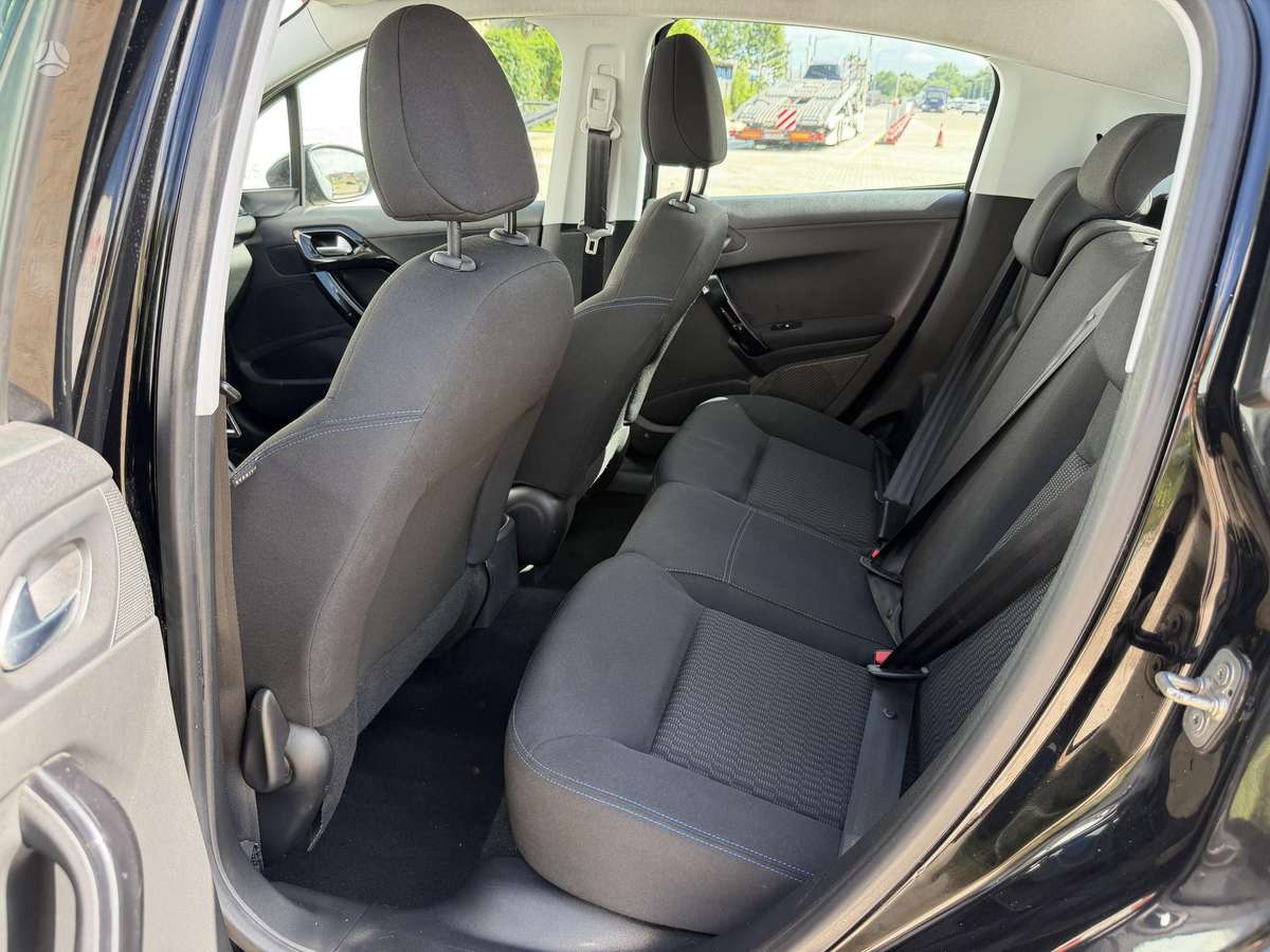 Peugeot 208 - 12
