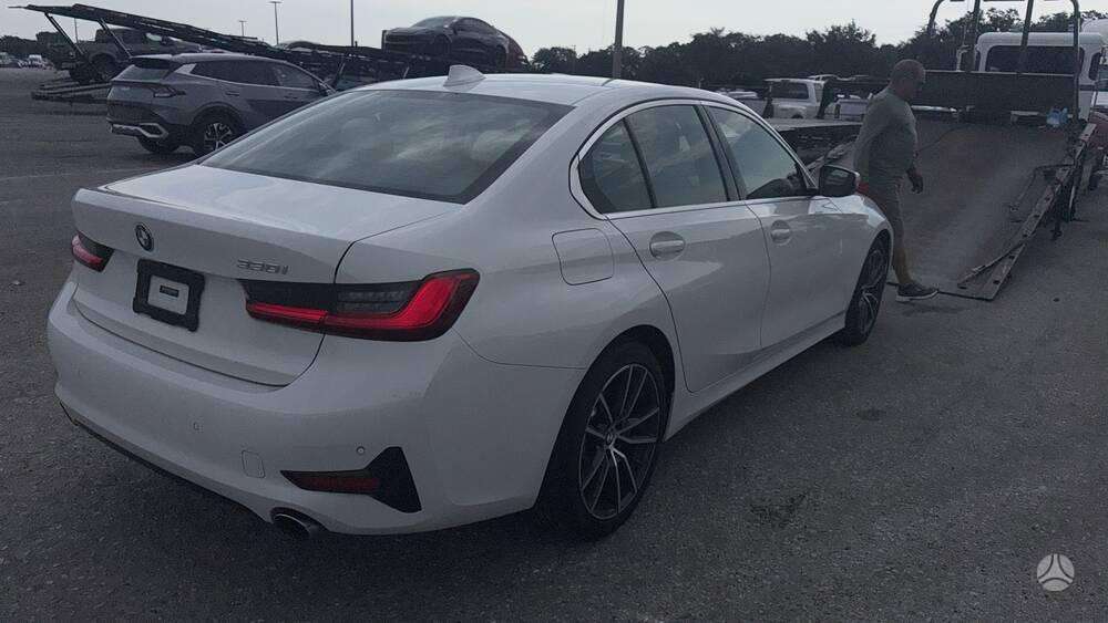 BMW 330, 2.0 l., Седан
