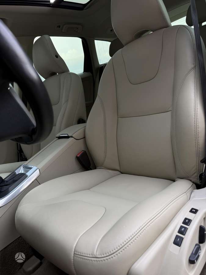 Volvo XC60, 2.0 l., off-road / crossover