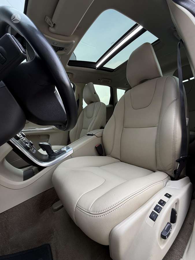 Volvo XC60, 2.0 l., off-road / crossover