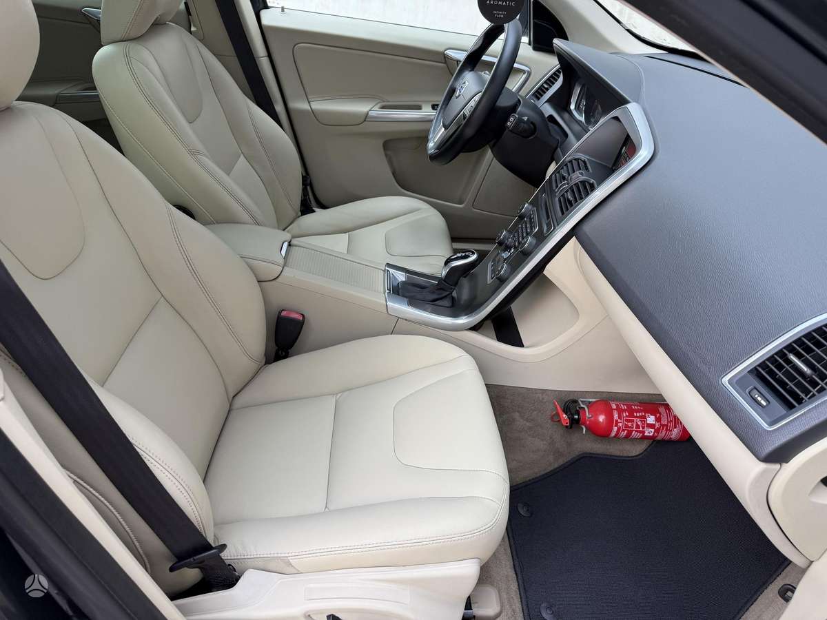 Volvo XC60, 2.0 l., off-road / crossover