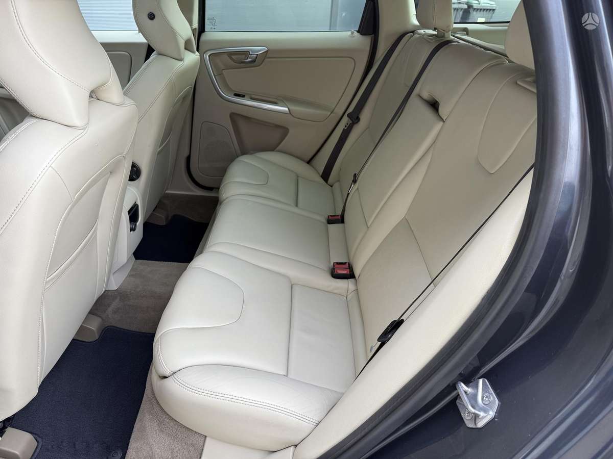 Volvo XC60, 2.0 l., off-road / crossover