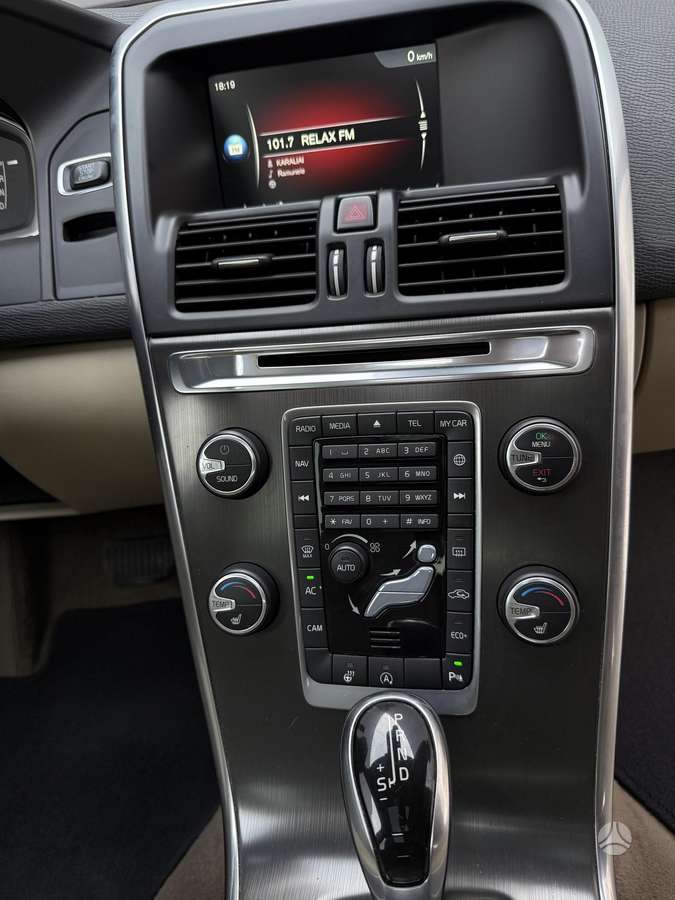 Volvo XC60, 2.0 l., off-road / crossover