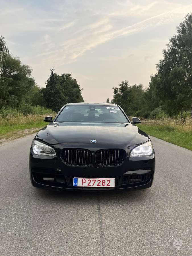 BMW 750, 4.4 l., Седан