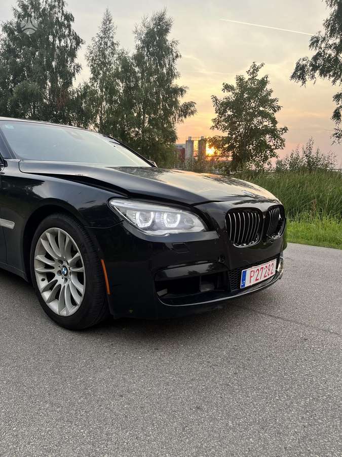 BMW 750, 4.4 l., Седан
