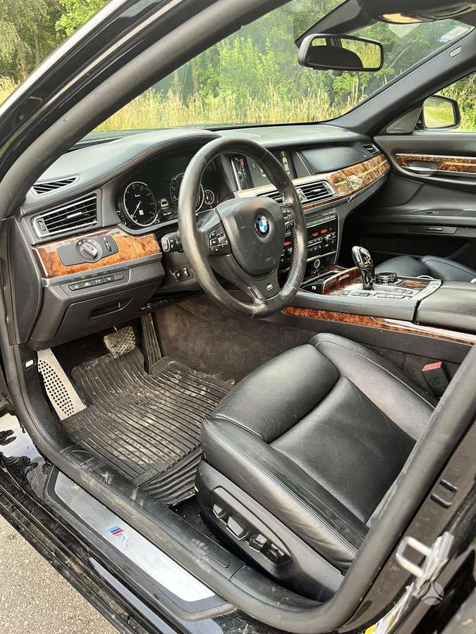 BMW 750, 4.4 l., Седан