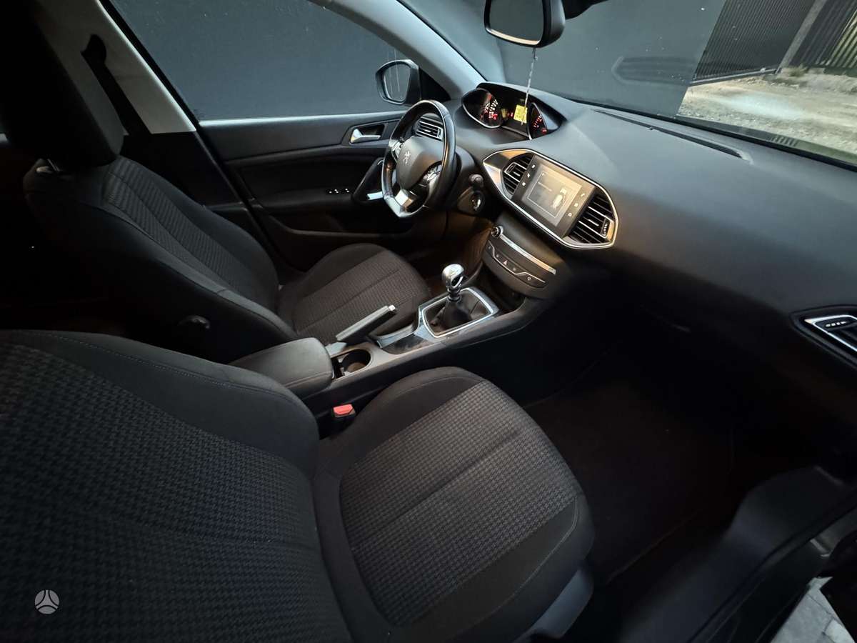 Peugeot 308, 1.2 l., hatchback