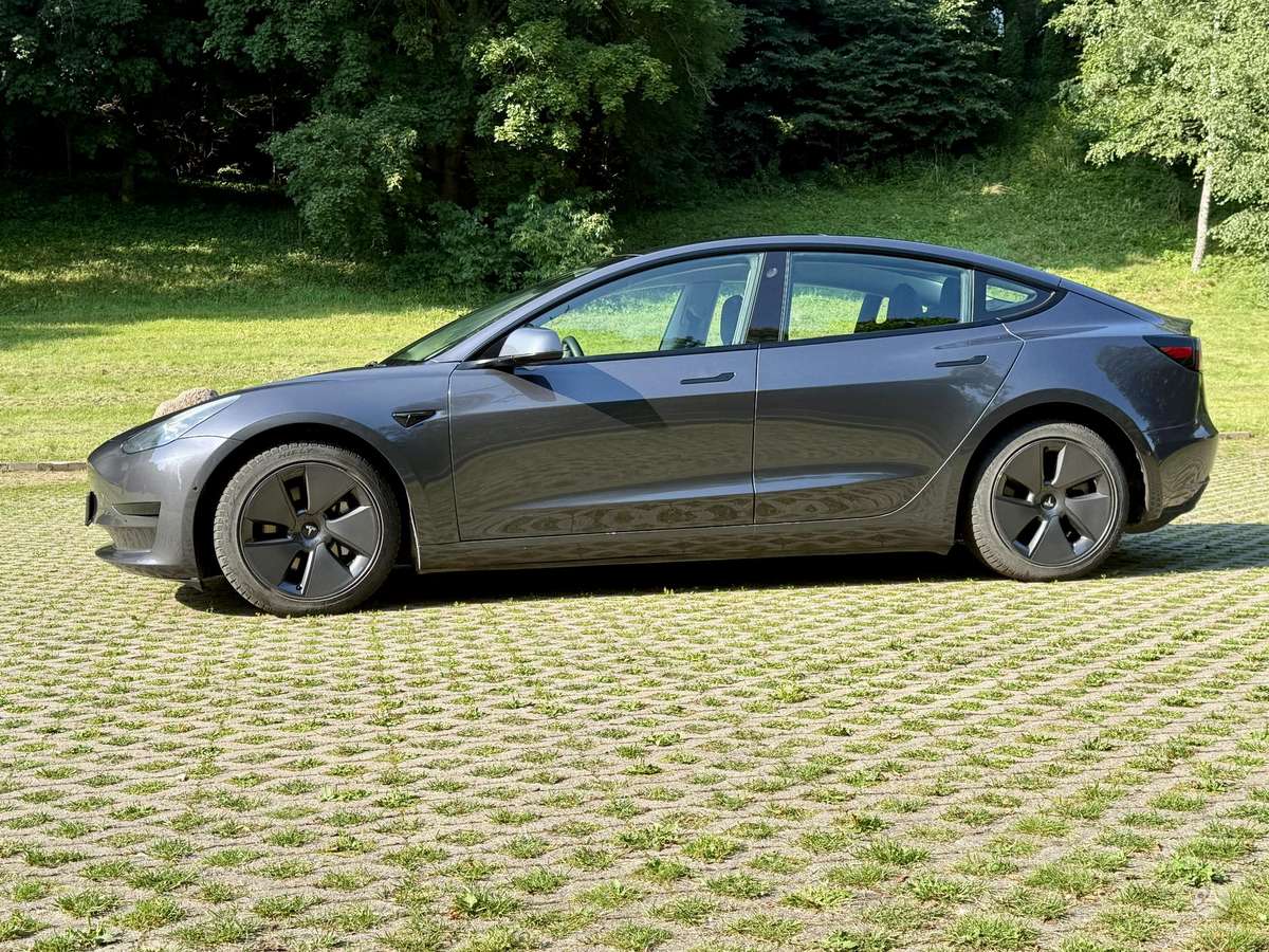 Tesla Model 3, 61 kWh, hatchback
