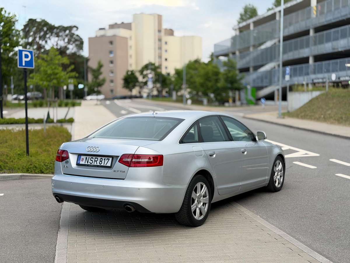 Audi A6, Седан