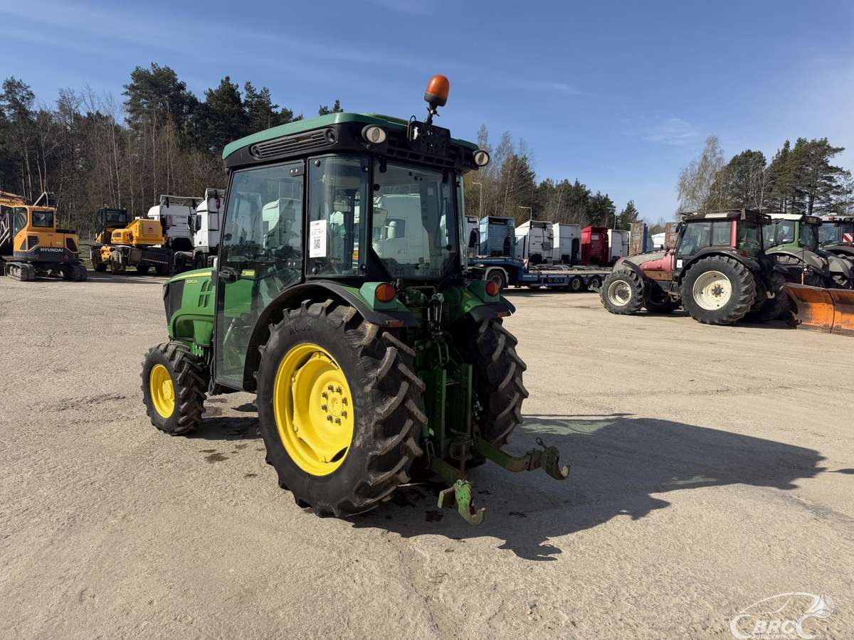 John Deere 5085, traktoriai