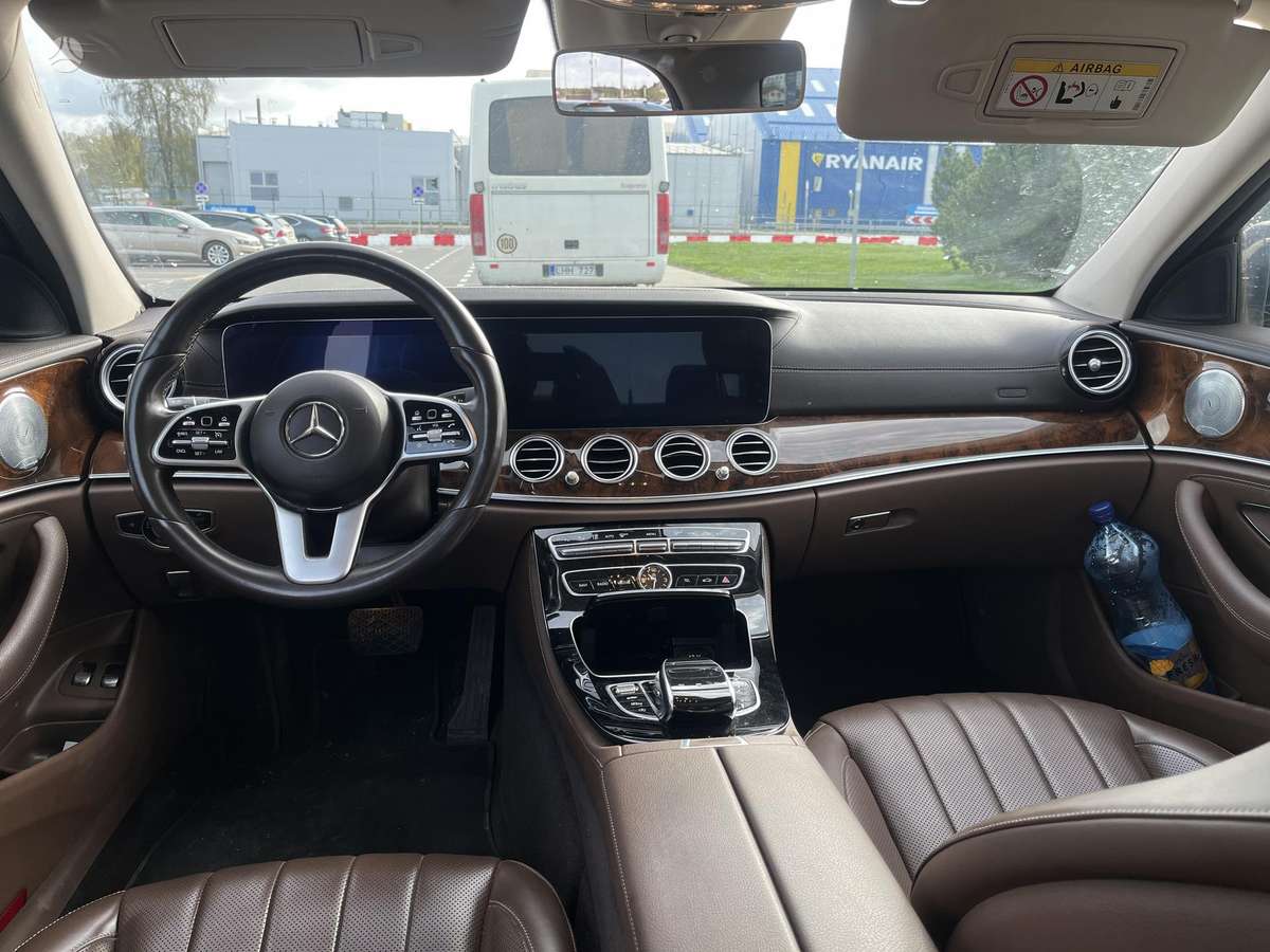 Mercedes-Benz E220, Седан