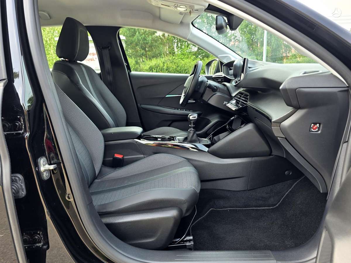 Peugeot 208, 1.2 l., hatchback