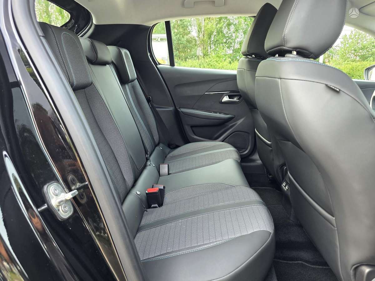 Peugeot 208, 1.2 l., hatchback