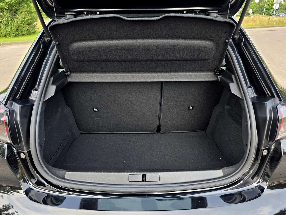 Peugeot 208, 1.2 l., hatchback