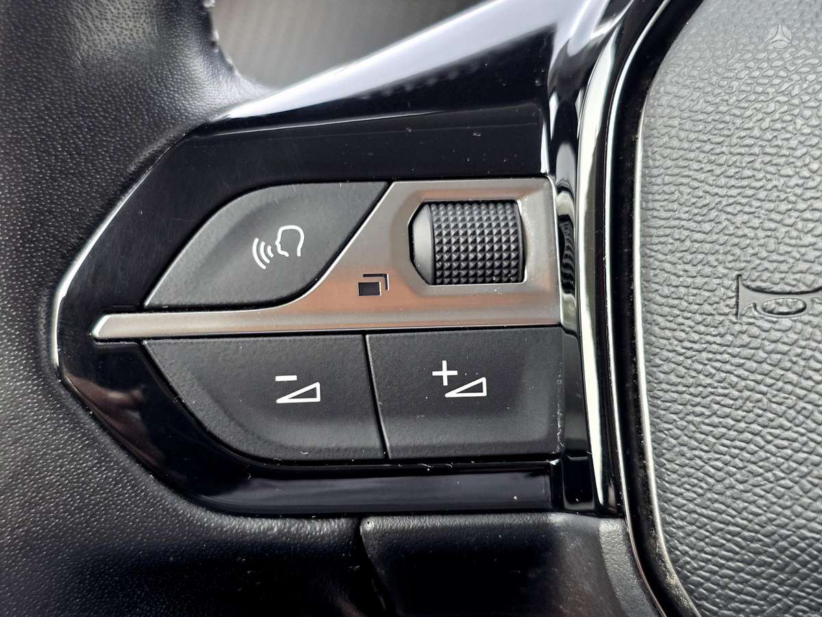 Peugeot 208, 1.2 l., hatchback