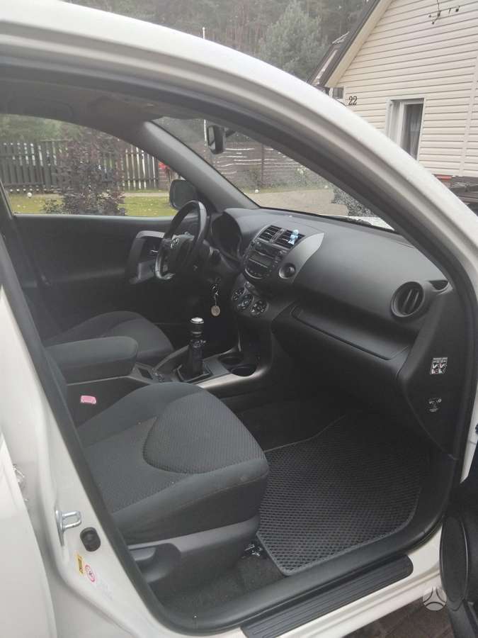 Toyota RAV4 - 8