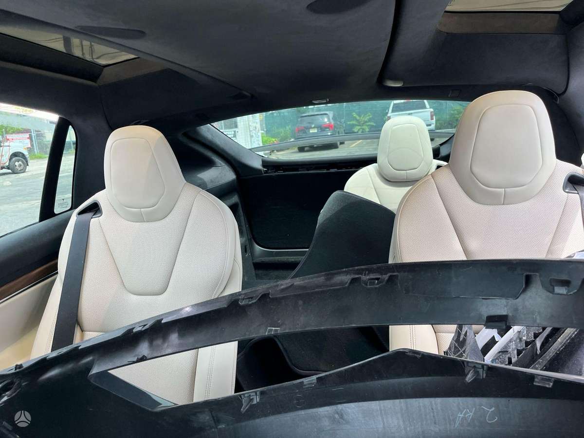 Tesla Model X, Хэтчбек